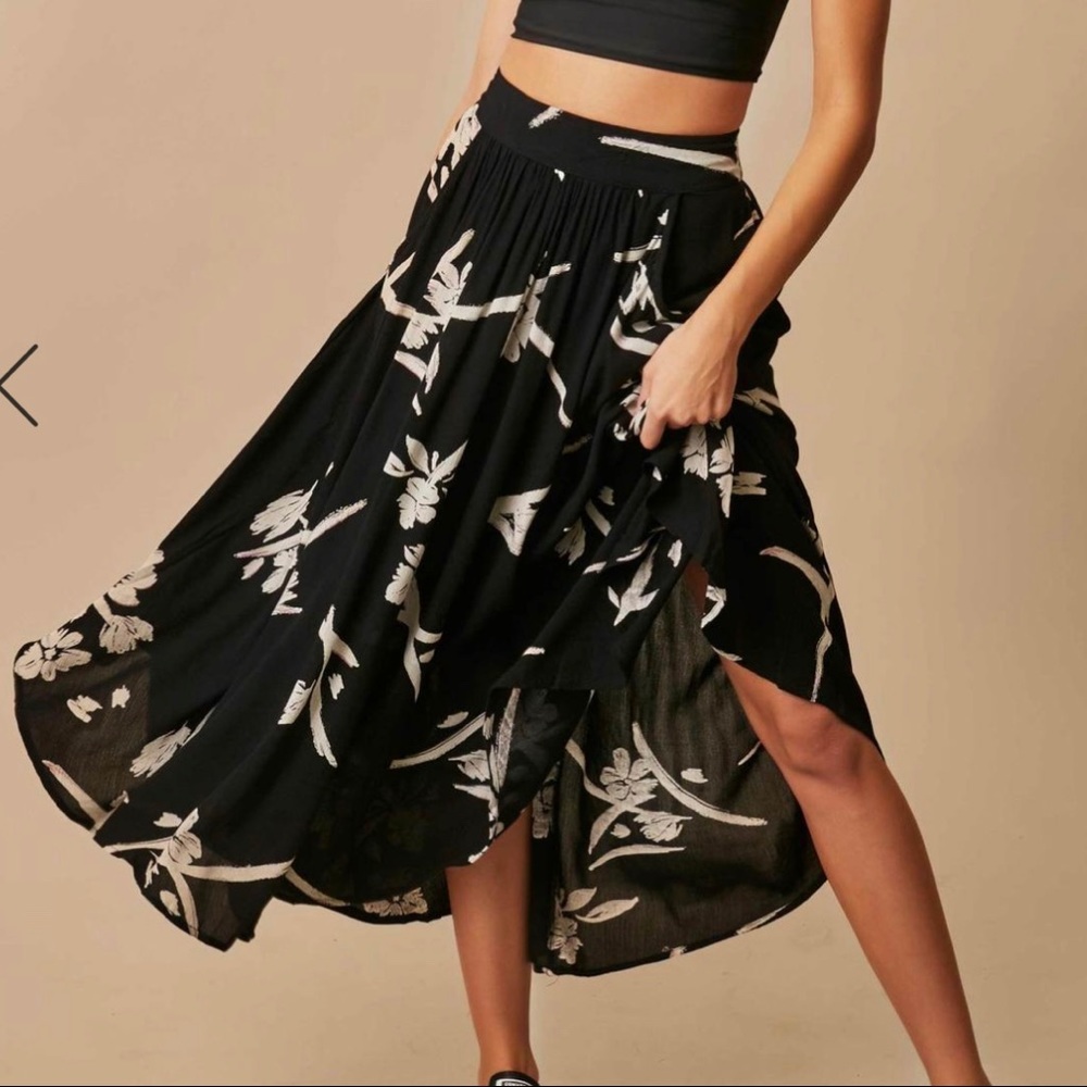Size Medium flowy skirt from O’Neil. Worn once!